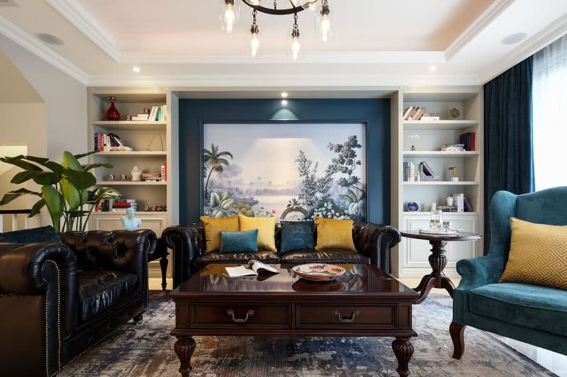 客厅背景墙用深蓝色和浅灰色作颜色搭配，是的整个空间更有层次感，“百草园”视觉感的背景画是的整个空间充满生命力