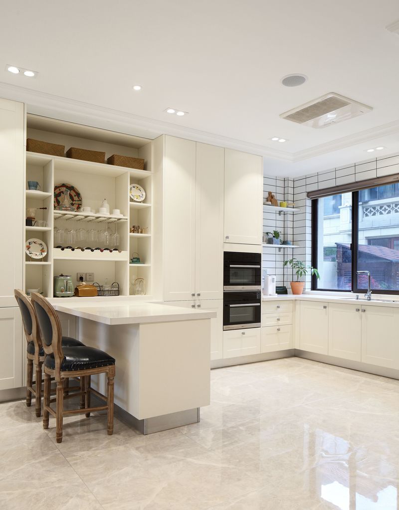 白色的开放式厨房使整个空间变得明亮