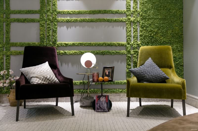 沁人心脾墙面上的绿植，是精心设计的，横竖交叉，互相覆盖。与放在前面的单人沙发与边几，是一幅独一无二的小品，新奇优雅的各式摆件，若可以在这里读上一会书，亦是一个小确幸。