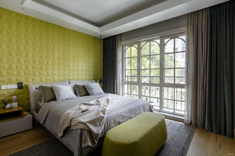  房间床头的背景墙，是一种特别的图案和纹理，波浪的曲线，规则的凹凸形成特别的阴影，搭配黄绿色尽显春意盎然。
