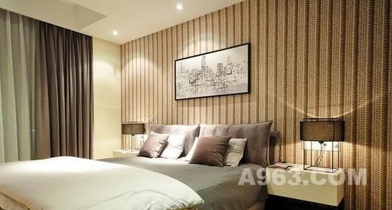 　　设计重点：卧室装修图片 卧室墙纸效果图 床头装饰画

　　卧室的床单和窗帘搭配相呼应，整体风格和色调都很统一。