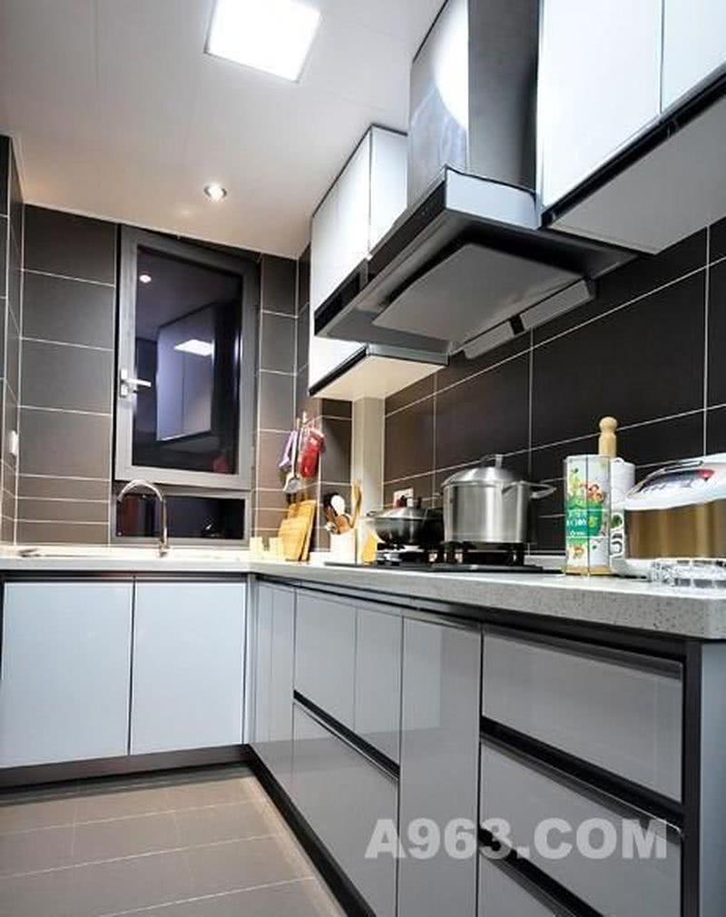 设计重点：厨房装修 橱柜 橱柜台面

　　厨房以深色瓷砖为墙面，有耐脏的优点。