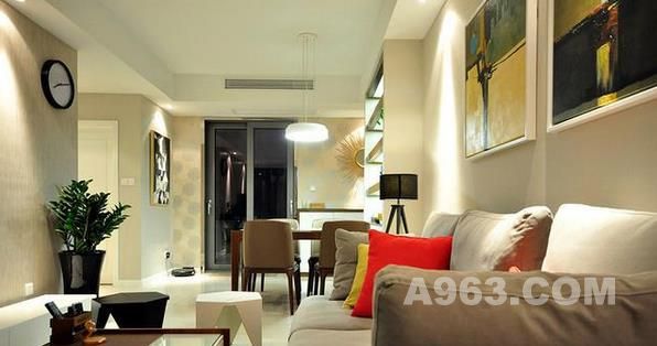 　  设计重点：客厅沙发 客厅家具 装饰画

　　沙发墙上的两幅现代画，很巧妙的点缀了客厅的气氛，也凸显出主人不错的品味。黑白两个小凳子也独具个性。