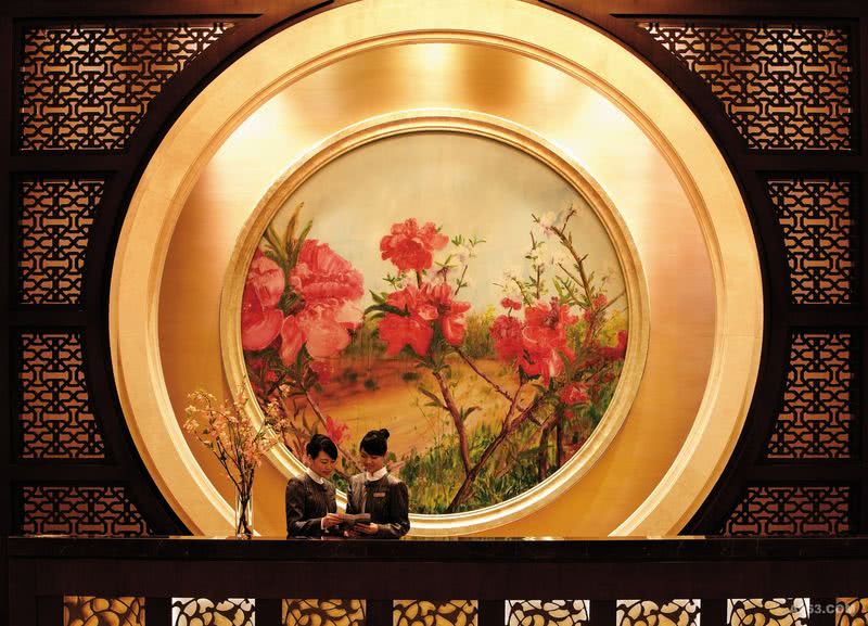 酒店大堂整个给人一种金碧辉煌的感觉，金色的壁龛、火红的牡丹花，热情好客之意表露无遗