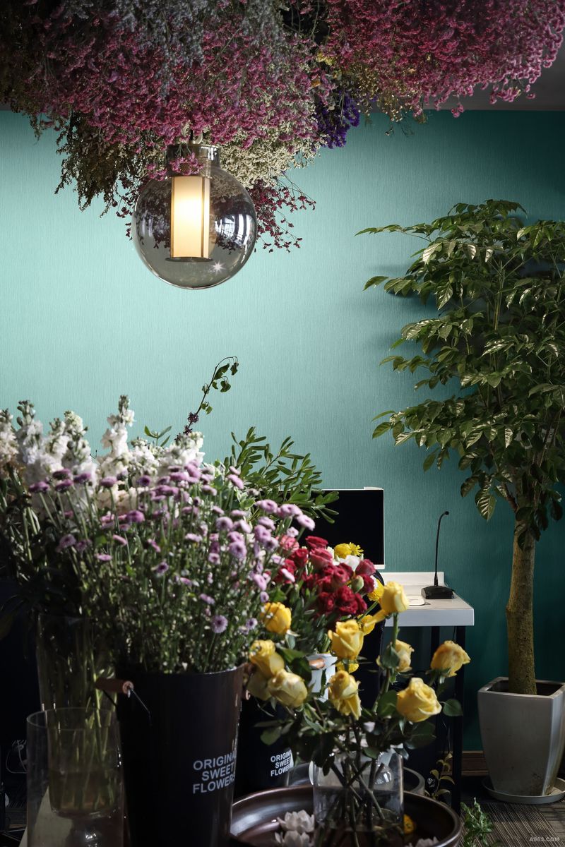 在有限的空间里设计师却巧妙的设计了一个装饰花艺台，时刻花团锦簇生机勃勃，让整个空间充满了诗意和活力。