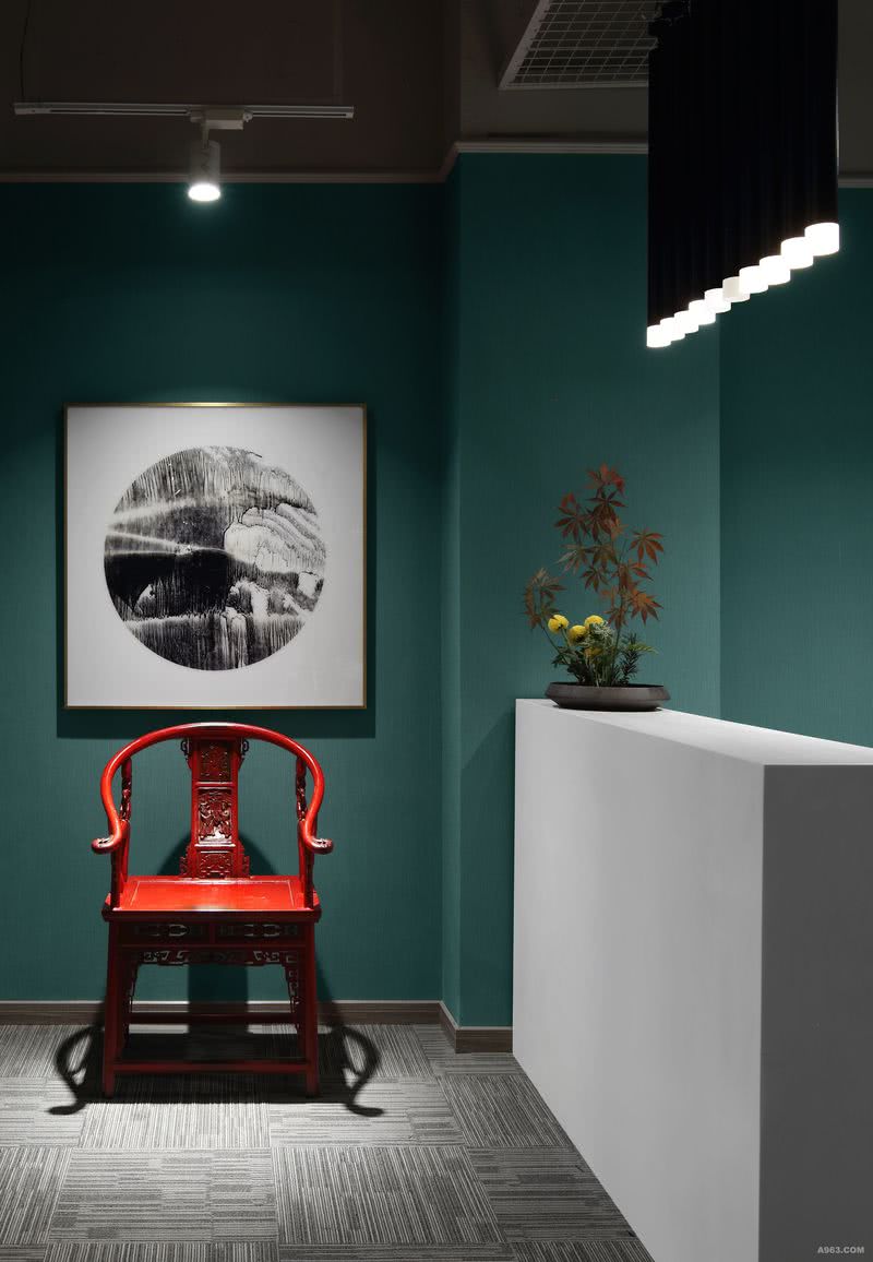 进门处朱砂红色中式椅，表达了设计者对于中国传统文化艺术的传承态度。
