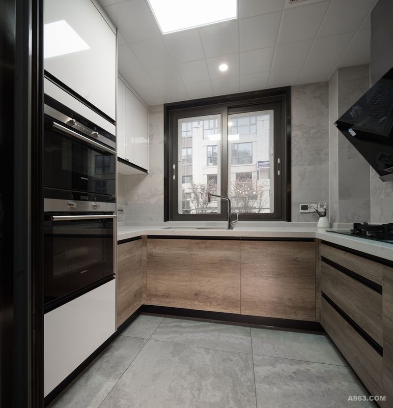 厨房功能为主，配色为做旧木色、米灰色瓷砖，光面黑，简洁温馨。