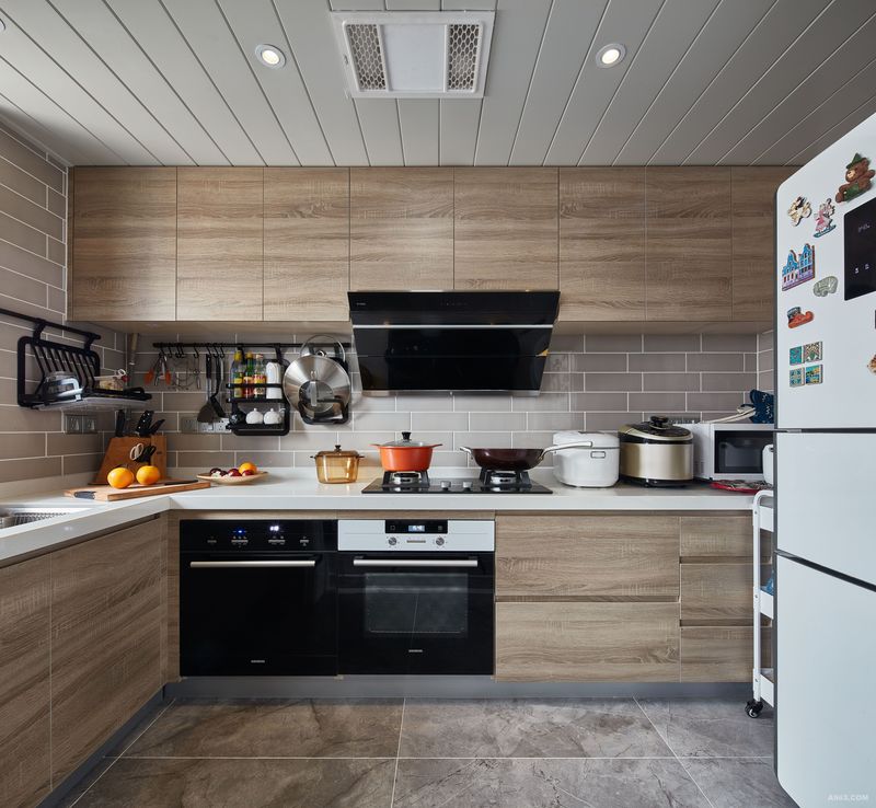 厨房
灰木色的厨房设计延续了整体空间经典耐看的面貌，将生活过的有滋有味，井井有条。
