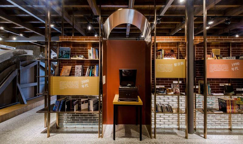 以金屬打造而成的書架,展示了過往年代書籍及用具,骨董黑膠唱機讓人感受思古幽情.