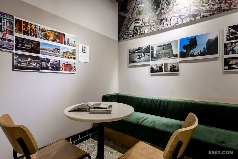 咖啡用餐區塊,牆面展示了過往台北城的歷史照片,讓來此的人們更能對此處有更多了解.