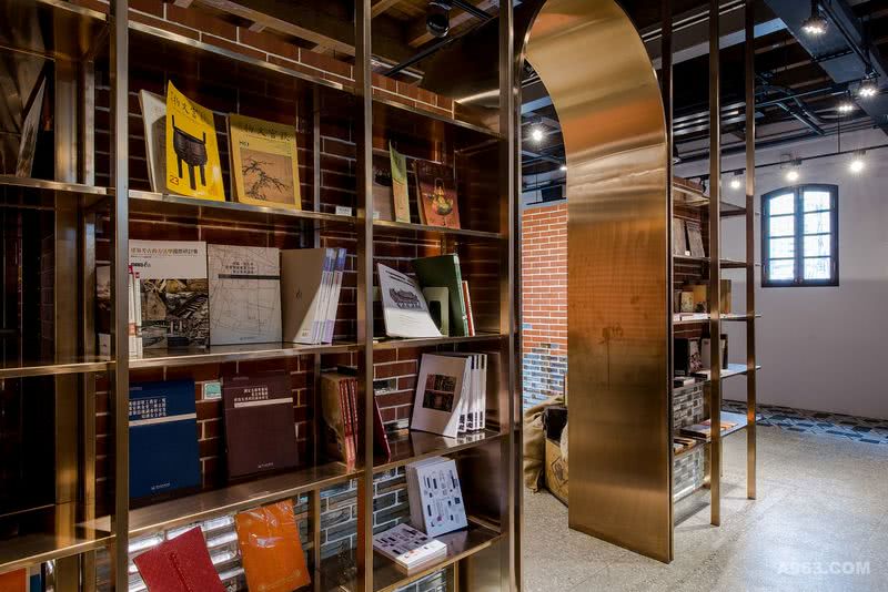 以金屬打造而成的書架,展示了過往年代書籍及用具,引發思古幽情.