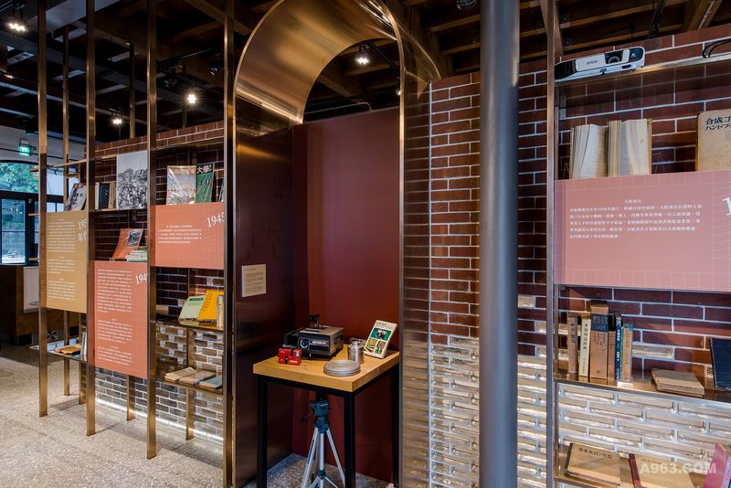以金屬打造而成的書架,展示了過往年代書籍及用具,引發思古幽情.