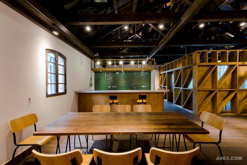 二層的後段為用餐吧台及辦公室,背牆部分以復古綠的壁磚打造而成,散發思古幽情.