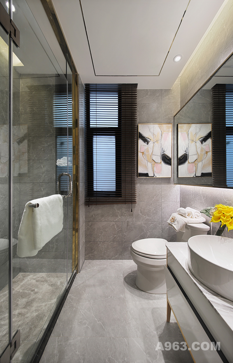 淋浴间的透明设计，既实现了干湿分离的功能区划分，又让卫生间显得更加通透明亮，有效缓解了干区湿区分割之后，卫生间的有限空间带来的压迫感，带来更加宽阔的视觉效果。  