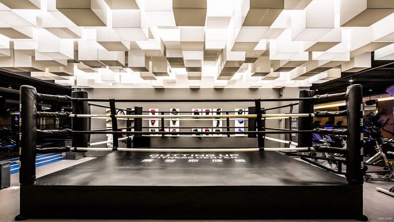 拳击区位于健身室的中央，所以每次进行拳击比赛时，会员可以一边运动一边观看比赛。
所以我们设计了这个拳击擂台作为一个明亮和吸引人的舞台。The boxing area is located in the center of the fitness room so every time a boxing match takes place, members can watch the game while exercising.
So we designed this boxing ring as a bright and attractive stage.
