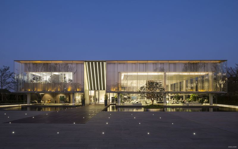 这展馆主体是一个37米（宽）X28米（深）X8.4米（高）的长方形玻璃盒子，建筑主体由钢结构建成，没有结构墙体。