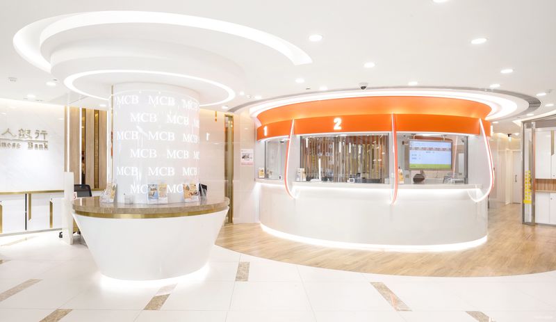 空間設計上，我們以米白色，木材等溫暖色系為主調，打破一般銀行給人冷冰冰、距離感重的固有形象，並以銀行VI顏色之一的橙色，喻意親切、活力，為整個空間作點綴。