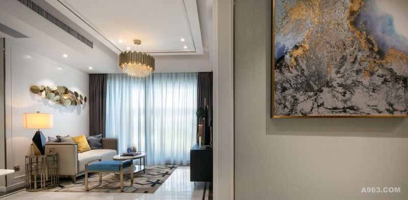 空间使用清新淡雅的薄荷绿墙纸，天花和墙面点缀香槟金不锈钢线条，营造极具现代感的美学风尚。