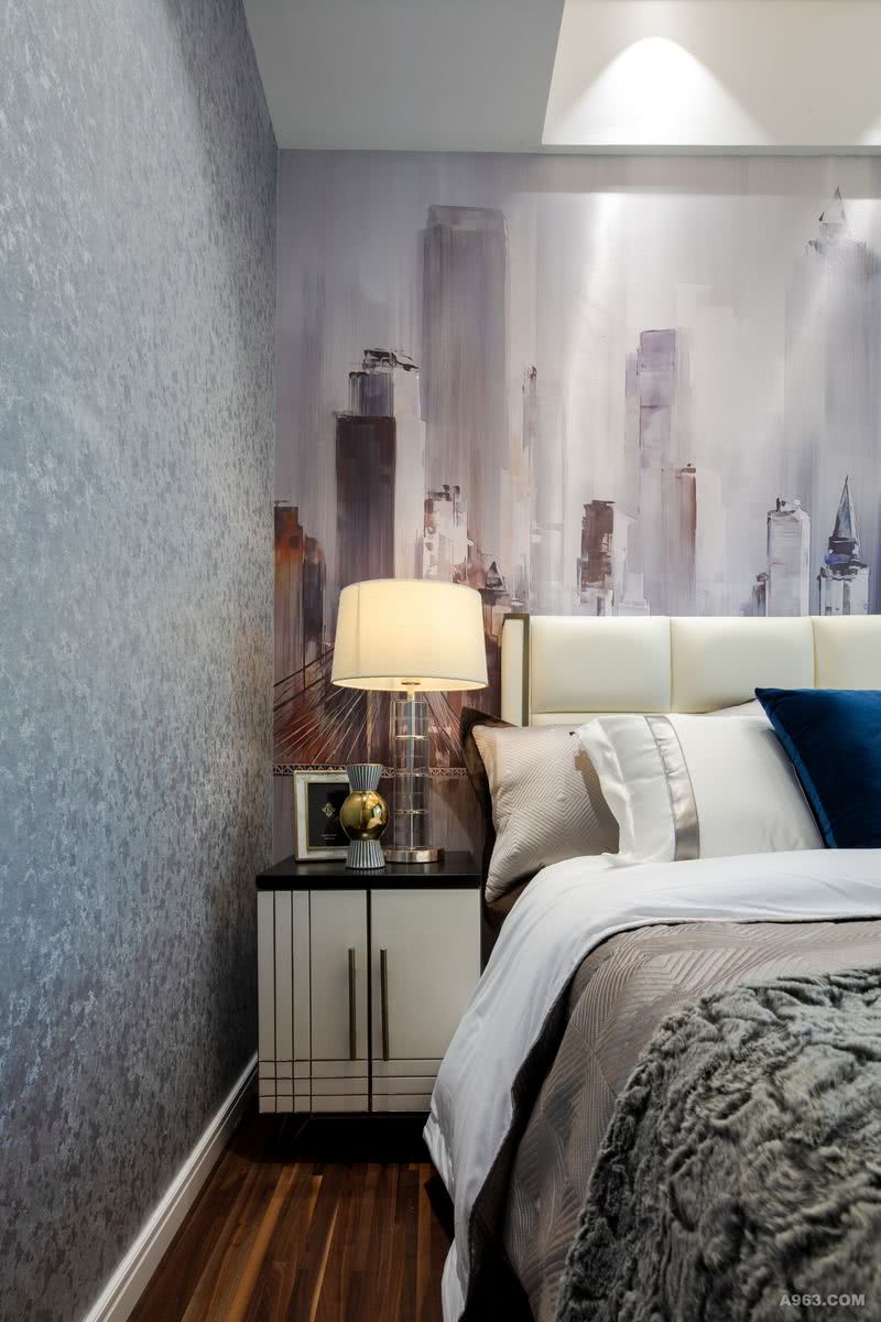 客房的床头背景使用以城市为主题的抽象派油画定制墙纸，增加了空间延伸感，也提高了整个空间的品质感，在这空间里仿佛能感受到在艺术的世界里，那般的自由而随性.....