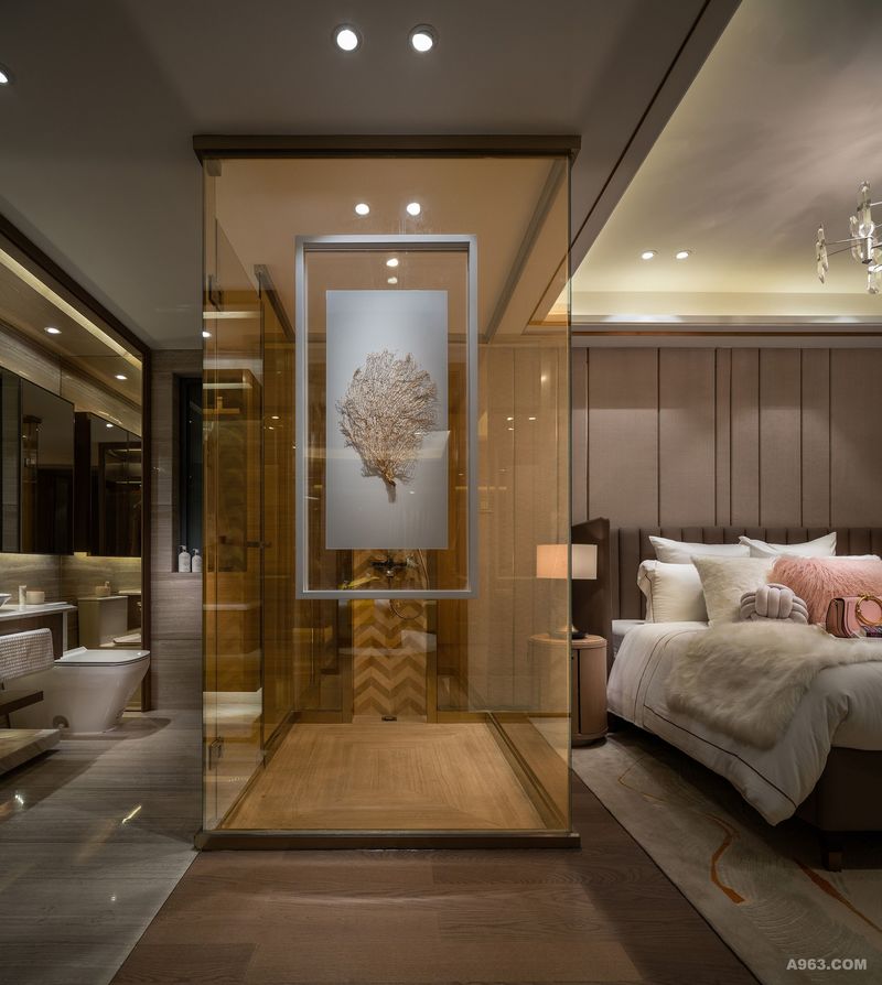 卧室一：设计师以玻璃隔开的独立淋浴空间别有一番趣味，显示出主人前卫而勇于接受新事物的个性。