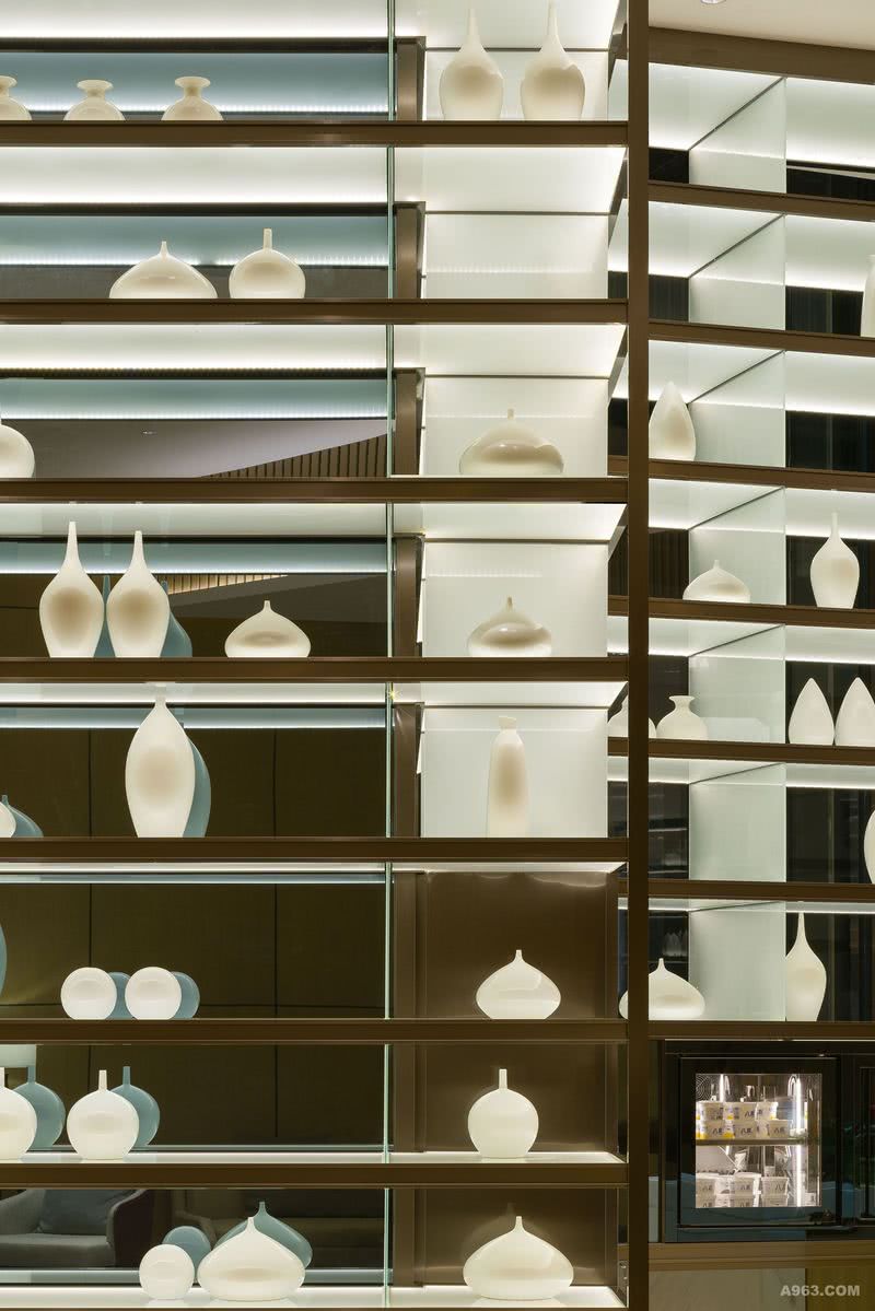 凯悦嘉轩酒店：不同形状的别致陶瓷以独特的方式迎接前来的宾客。