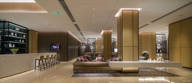 凯悦嘉轩酒店：休息区特别选用了具上海古今元素特色的地毯、家具颜色及其他材料选型，以更为轻松的姿态让住户接受有如家般的款待。