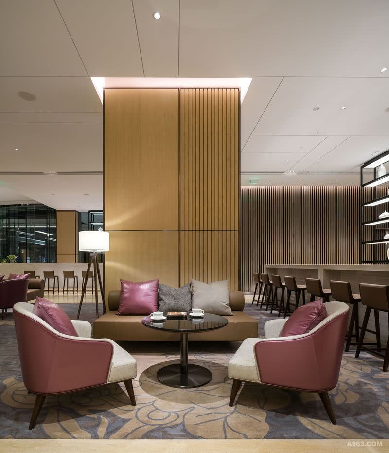 凯悦嘉轩酒店：设计师特意设计了一些角落，就像这一角，舒适的座椅和静谧的灯光，为商务宾客提供休憩及办公两用的场所。