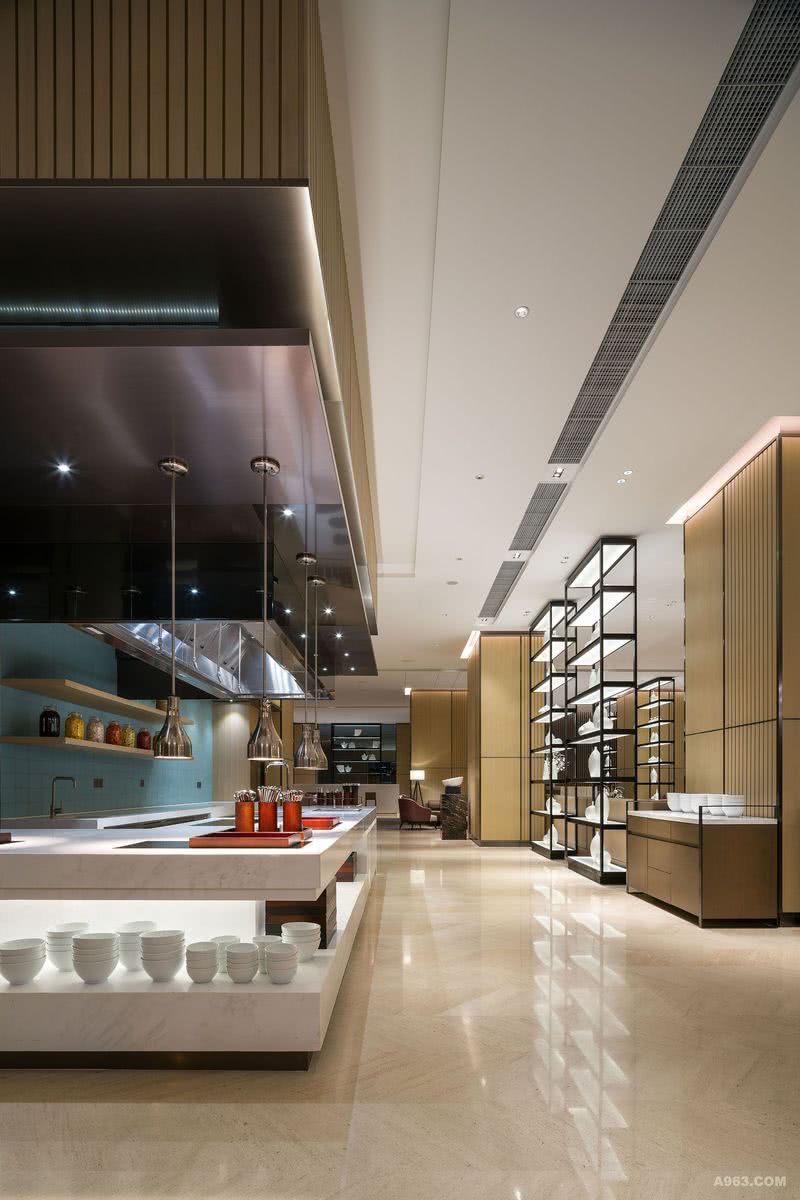 凯悦嘉轩酒店：餐饮吧台为商务繁忙，回来的宾客提供优质的餐饮服务。