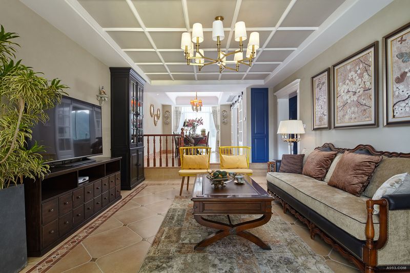 客厅
蓝黄的对比色配搭，强烈的视觉穿透感贯穿客厅整体空间，米色是完美的背景，衬托各种冷暖色交相辉映。棕色实木茶几，再铺垫柔和的地毯，搭配一旁的绒面沙发，烘托出空间的精致。天花板的别致造型与空间线条完美呼应融合，取得巧妙的平衡。