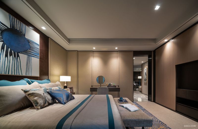 卧室一：儿子房间的设计沉实大方，运用皮革墙身作焦点，呈现品味及内涵。 