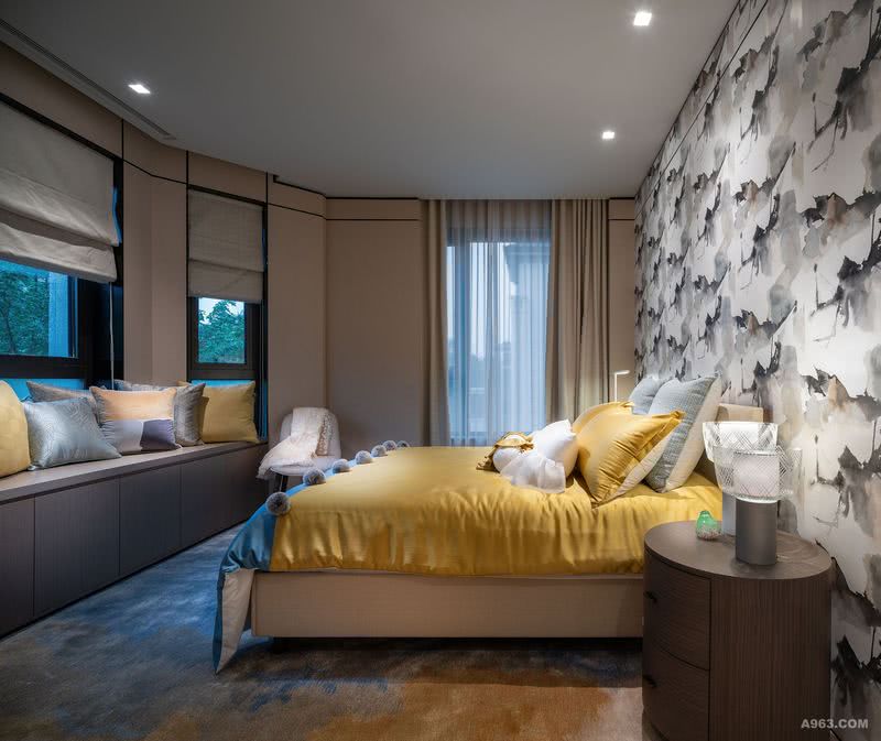 卧室三：女儿房间采用特别的墙纸作强调；梯型的飘窗作坐椅，营造出玩味的独特感。设计师特意放弃过于娇柔的粉色系，而选用活泼开朗的黄色，更切合新一代勇于接受挑战的个性。
