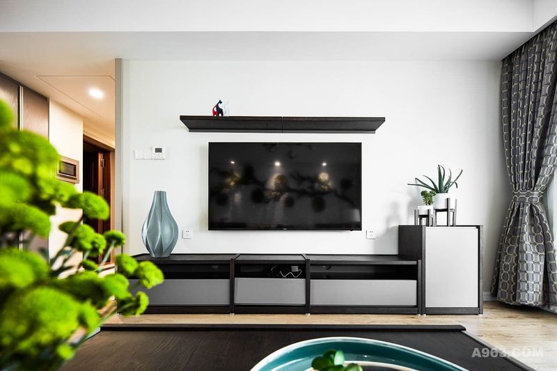 电视背景墙只做简单处理，一个悬挂的台面，上面可以放装饰画、装饰品等。
