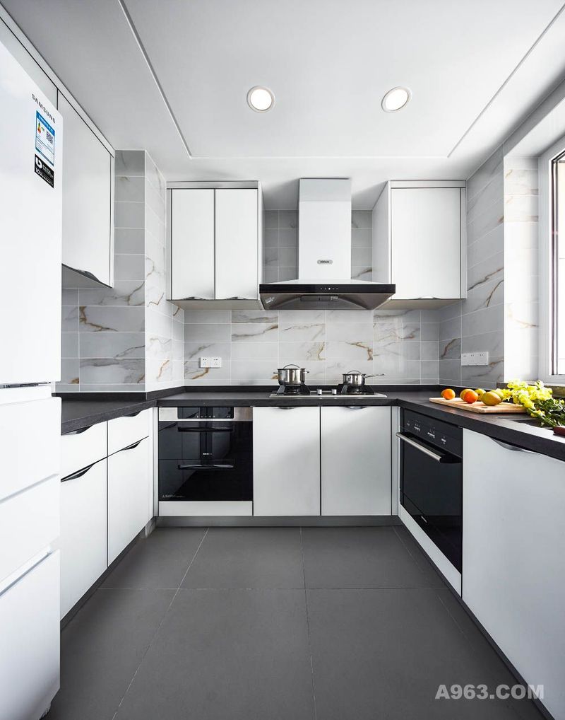 厨房
设计师以黑白灰色为主调，提高了厨房的通透性，视觉上大大延伸厨房的空间；选用偏黄简约花纹瓷砖作贴面，简单却不乏味，暖色调的黄色，大大增加烹饪的欲望。