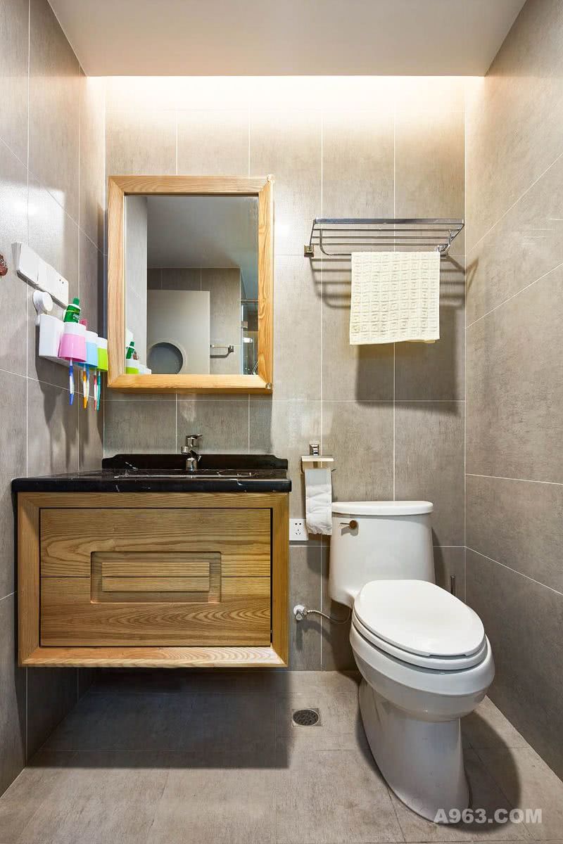 次卫​
镜子边框以及浴室柜表面采用了清晰的木质纹理，柔和整个卫生间。