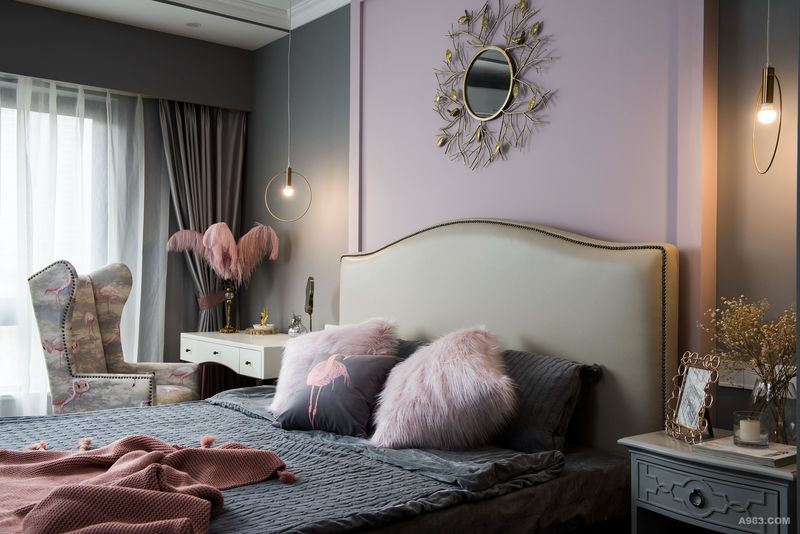 粉色的卧室，为女人保留了一个少女心庇护所。以灰色为底色，既少女又不浮气。沙发椅和靠枕的火烈鸟图案，粉色羽毛，毛茸茸的粉色抱枕令整个房间漂浮着梦幻气息。