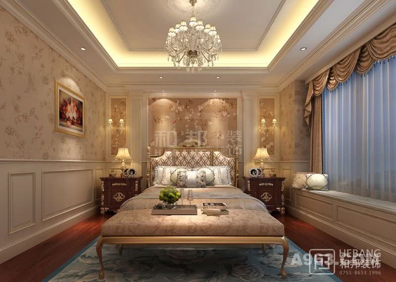 主卧:床头背景采用对称设计，精致的欧式线条，精美的壁纸，古典欧式家具，庄重典雅，打造一个温馨有品质的空间。