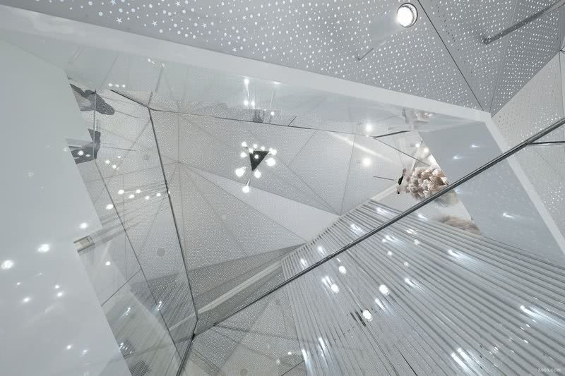 一层俯视不规则三角穿孔铝板天花的效果。