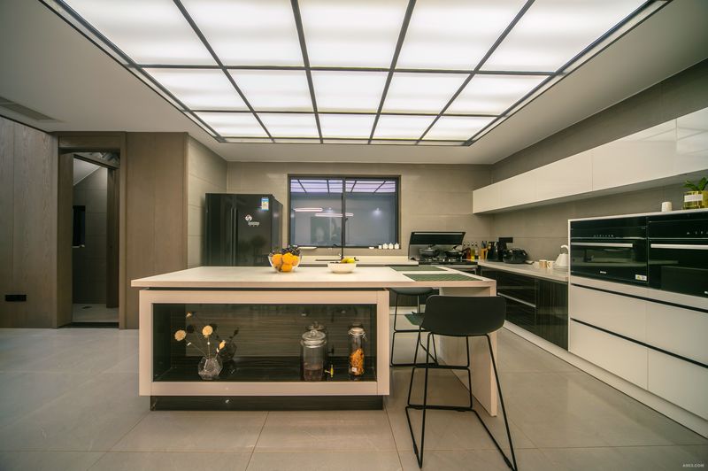 厨房的通透大型空间不仅增加了视觉美感还是个很好的朋友互动空间