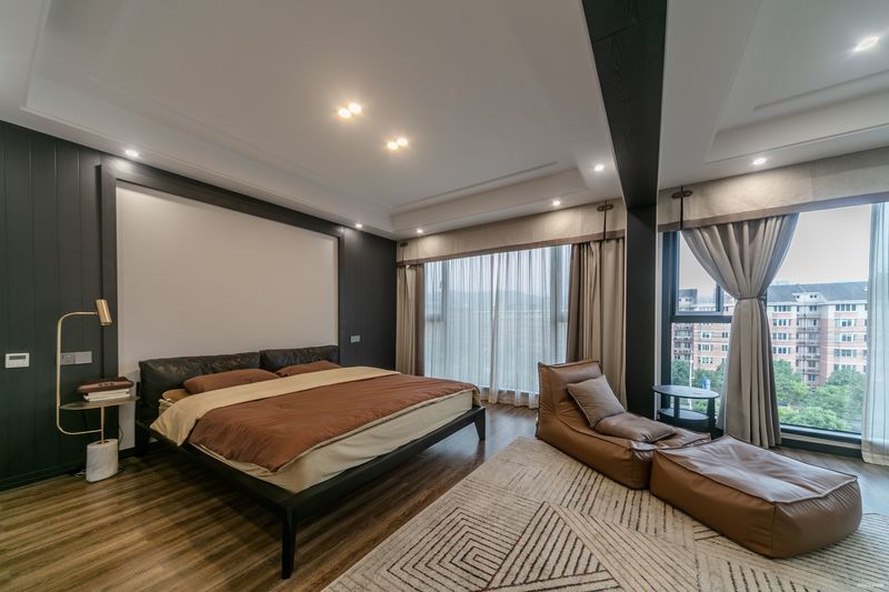 主卧室延续了简单留白设计，搭配深色软装更能体现空间的层次