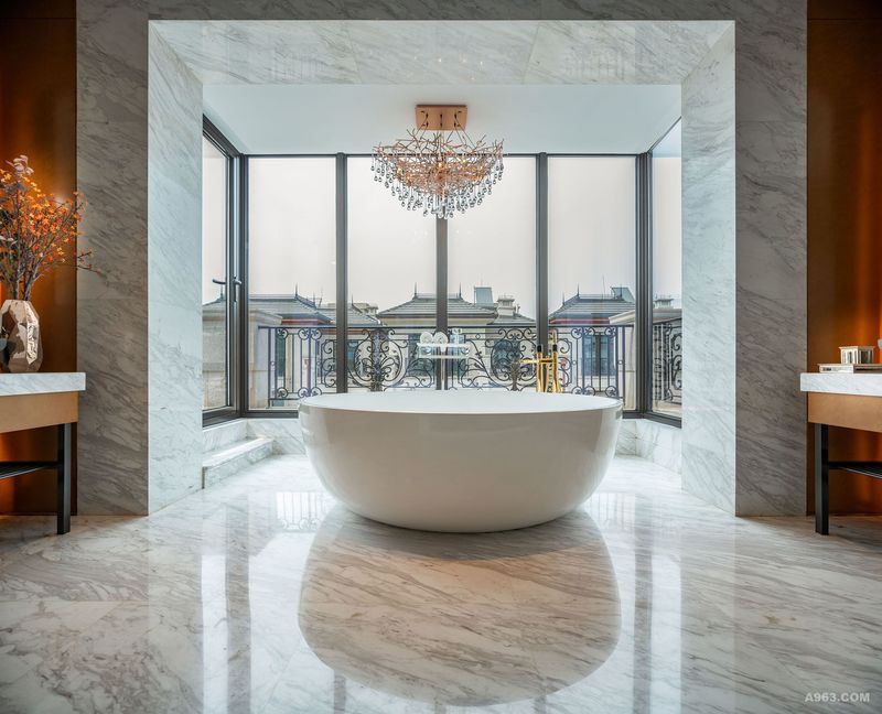 主卫生间：按摩浴缸是浴室的一大亮点，大面积的玻璃为整个浴室带来极好的采光，水晶型树枝般交错的铜质特色吊灯尽显大气，为泡浴时提供极佳的享受。