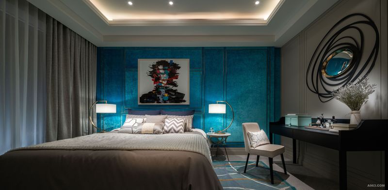 卧室一：设计师大胆地采用与客厅沙发一致的湖水蓝装饰墙身，两边如同灯笼一般的对称台灯，加上右侧如涂鸦般的椭圆形镜子，充满法式前卫思维，玩味十足。