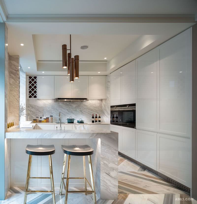 厨房：全白的墙柜设置外形上干净利落，细看拥有非常强大的收纳功能，既耐看又实用，白色的流里台和岛台相连接，为住户提供了一个轻食和小酌的雅致空间。