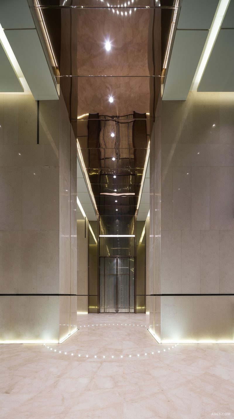 直达会所的电梯：会所位于地下一层的空间，为整体空间感带来挑战。