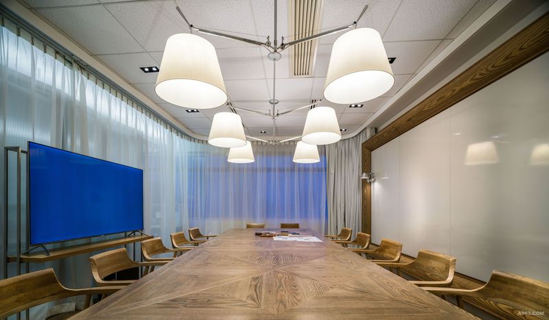  “餐厅”：会议室空间由白色幕帘围合成为飘逸的“墙面”与厚实的家具，对比又和谐。
