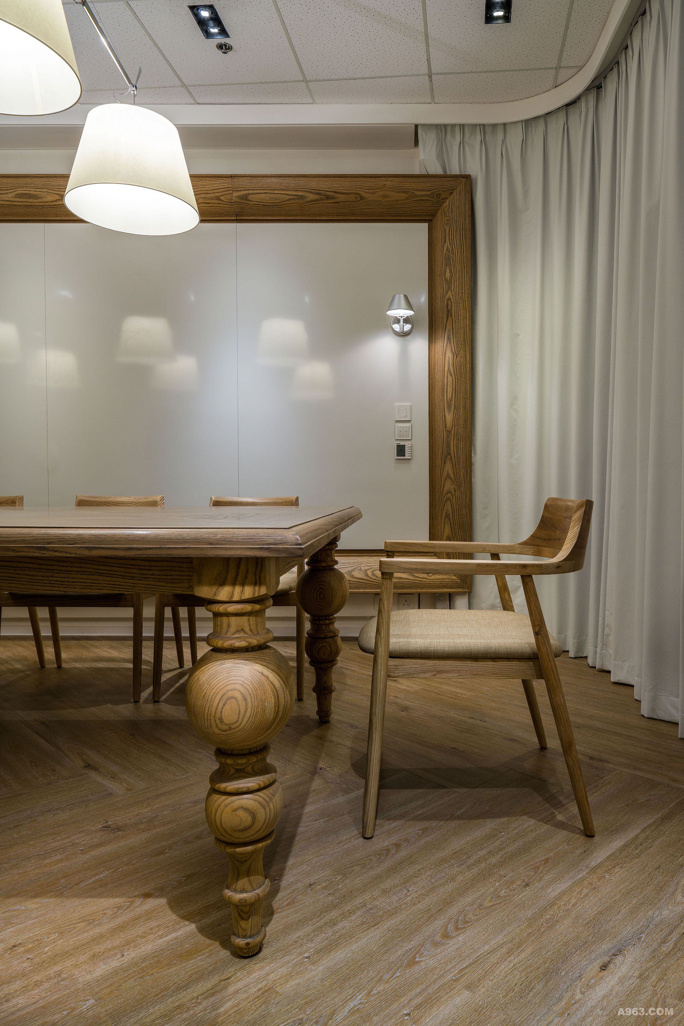 “餐厅”：厚实的传统风格橡木“餐桌”和“餐椅”。
