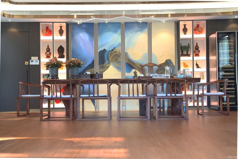茶艺区
木质的生命感是空间中最质朴的倚靠，使空间在精致简朴中跳跃出一种无法言语的灵动。水墨画的背景、山水画折叠的屏风、红木的摆件和家具、陶瓷和紫砂壶等这些在细节处注入中式元素的运用都将中国元素融入整体了空间的规划与布局。