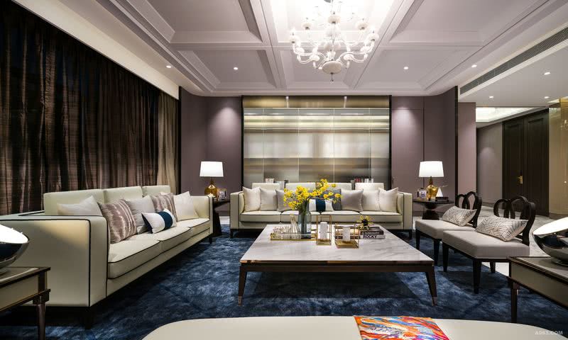 客厅：米白、暖灰二色是大宅的主要色调，加上香槟色金钢、灰镜等点缀，把面积逾325平方米的洋房，打造成的简约而不简单的为尊贵居所。
