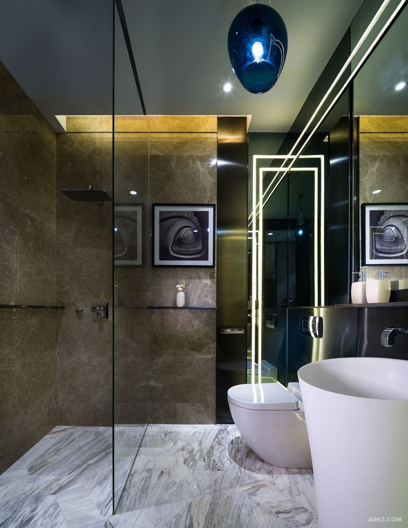浴室：地台跟主人套房浴室一樣以爵士白云石拼砌，简洁时尚。