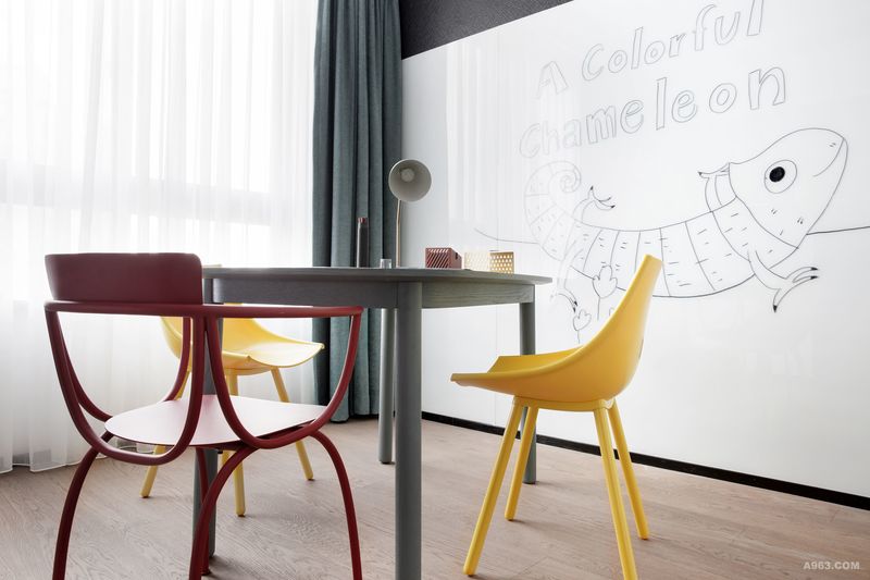 书房——为了更好的陪伴孩子成长，设计师有心的设计了一个学习加玩耍的区域，深灰色的柜子与蓝绿色的窗帘，给整个空间带来沉静。黄色与红色的椅子，又让整个空间充满活力，更加富有吸引力。