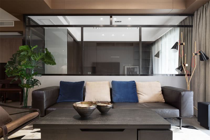 沙发背景墙设计师选择了透明玻璃，使得客厅与后面的空间有一种层次递进感，同时又传递一种工整、自然，开阔通透的空间感受。
